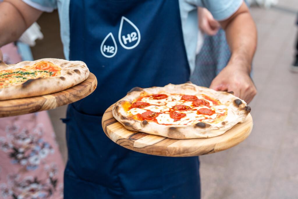 Lähikuva vastapaistetuista pizzoista, jotka on valmistettu vedyllä toimivassa pizzauunissa.