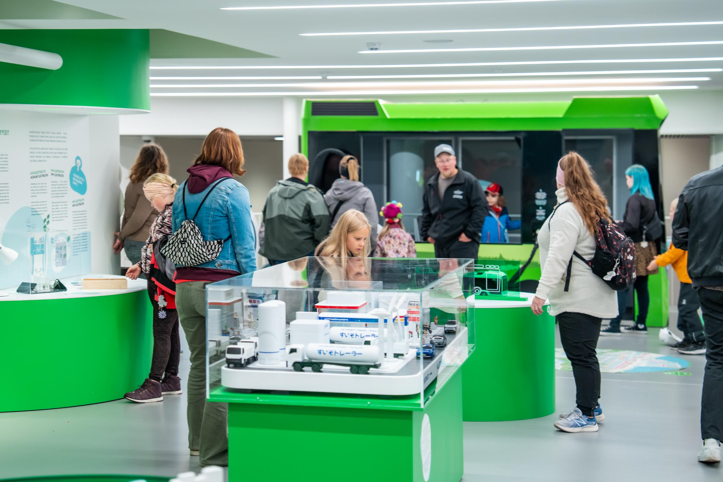 Vedyn maailma -näyttelyn kävijät